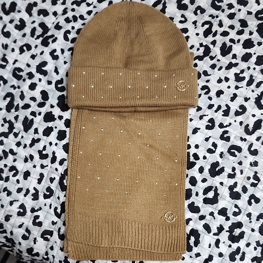 Michael Kors Elegant Tan Knit Beanie and Scarf Set